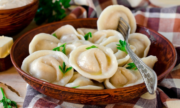 Почему нельзя бросать замороженные пельмени в кипящую воду: 2 неприятных последствия