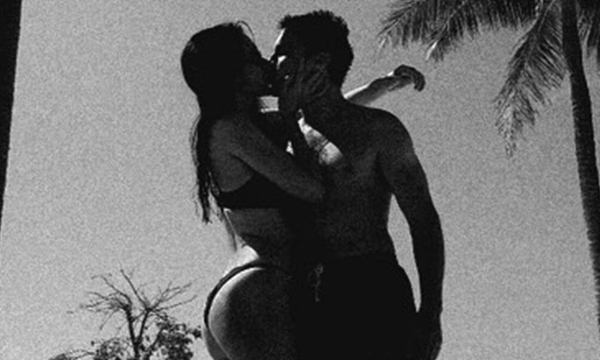 Жена Ивана Янковского в бикини поцеловала супруга